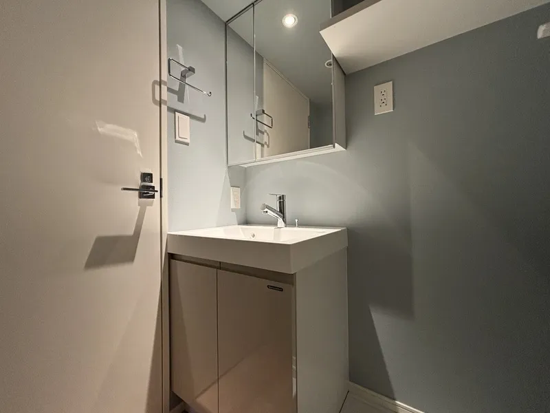 Log Iriya - Interior - ["Plumbing fixture", "Flooring", "Floor"]