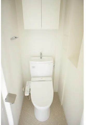 Latierra Toritsu Daigaku - Interior - ["Toilet seat", "Plumbing fixture", "Toilet"]