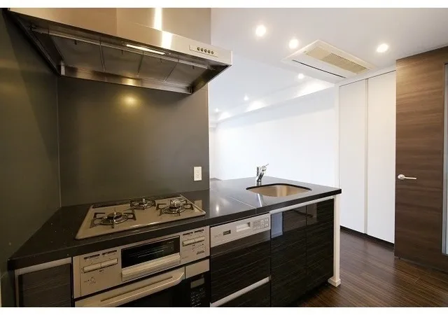 Comforia Shinjuku East Side Tower - Interior - ["Kitchen", "Flooring", "Floor"]