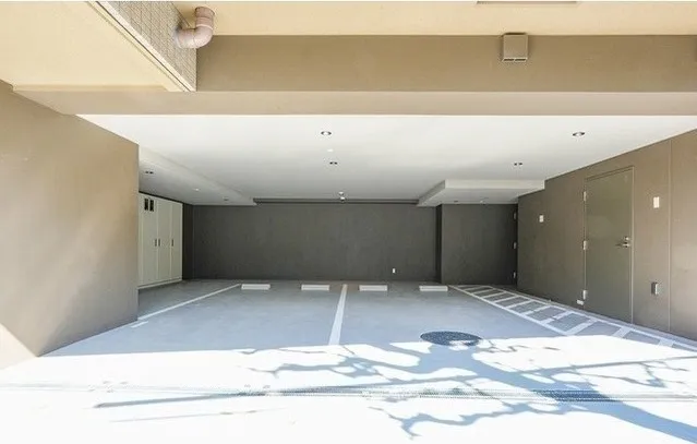 Comforia Liv Nagafukucho - Other - ["Floor", "Flooring", "Garage door"]