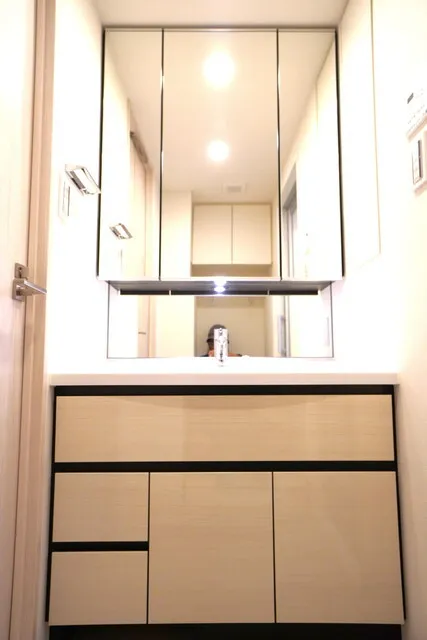 Avan Casa Machiya - Interior - ["Cabinetry", "Property", "Mirror"]