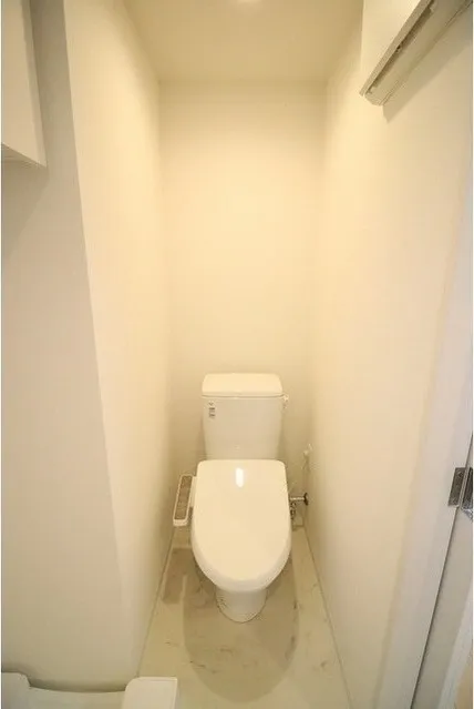 Comforia Fudomae - Interior - ["Toilet", "Toilet seat", "Plumbing fixture"]