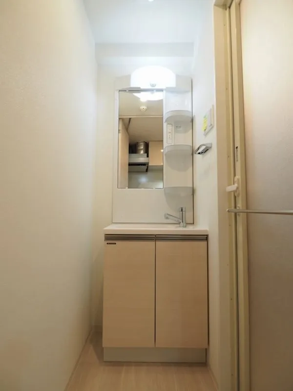 Kaje Bunkyo Sengoku - Interior - ["Mirror", "Building", "Cabinetry"]