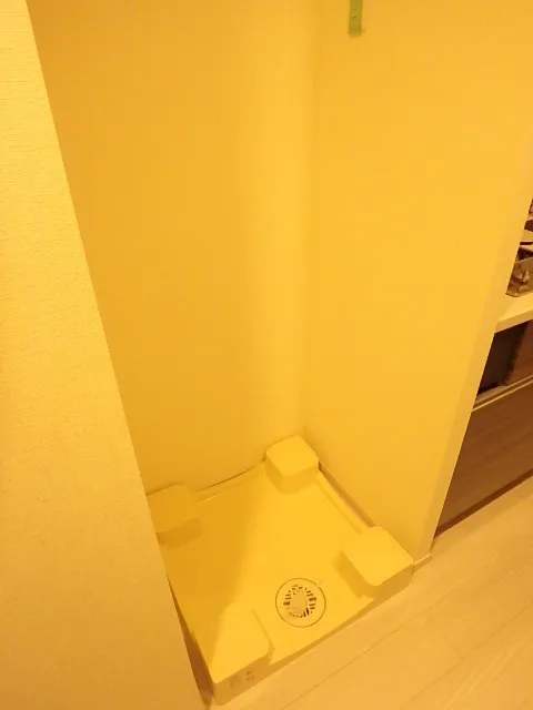 Le Fon Blanche Shinagawa Minamioi - Interior - ["Wood", "Flooring", "Floor"]