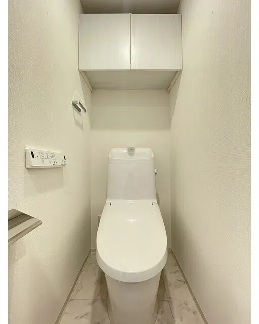 Comforia Liv Ueno - Interior - ["Toilet seat", "Toilet", "Flooring"]