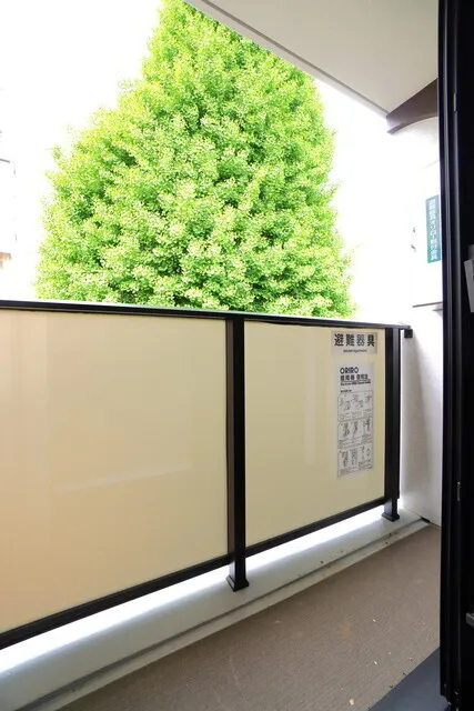 CREATIF Bunkyo Sendagi - Interior - ["Glass", "Balcony", "Handrail"]