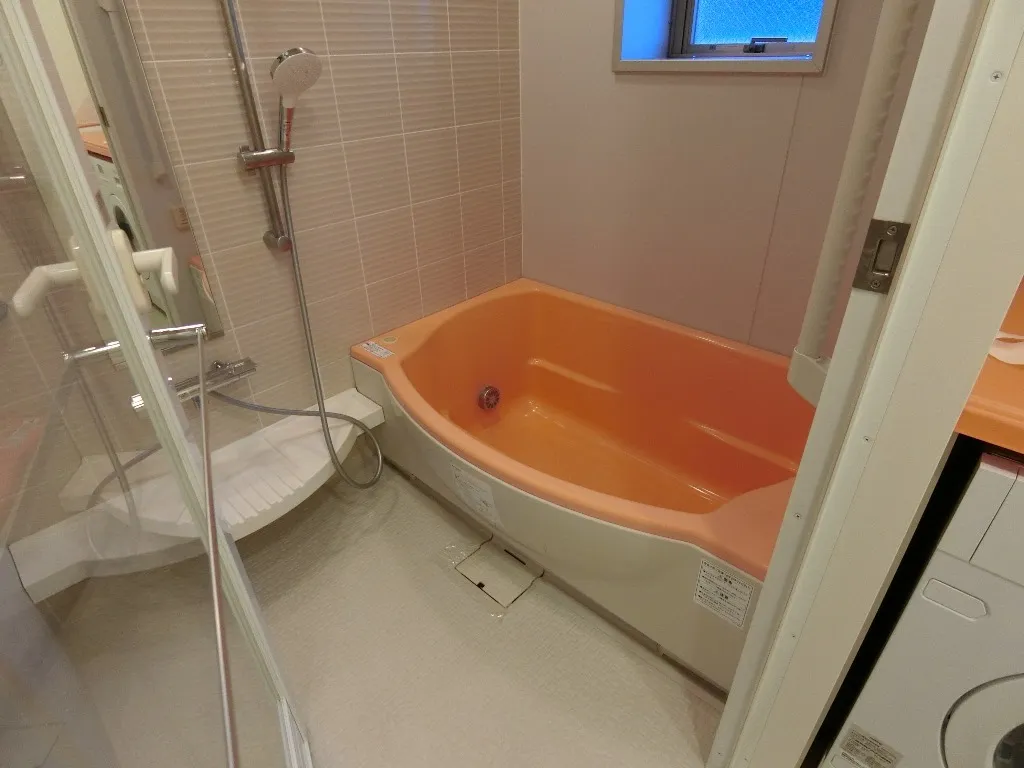 Doue Yoyogi - Interior - ["Bathtub", "Tap", "Plumbing fixture"]