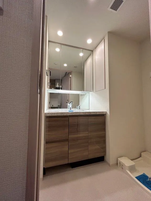 Doue Waseda - Interior - ["Mirror", "Cabinetry", "Building"]
