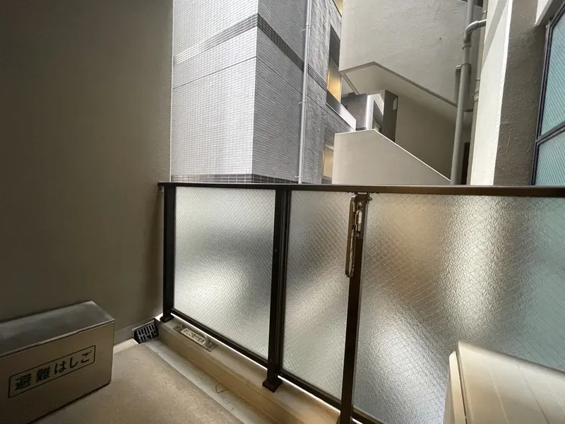 Log Ginza East - Interior - ["Composite material", "Metal", "Glass"]