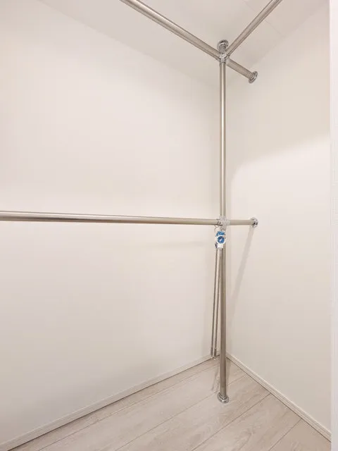 BPR Residence Minami-Shinagawa - Interior - ["Clothes hanger", "Wood flooring", "Pipe"]
