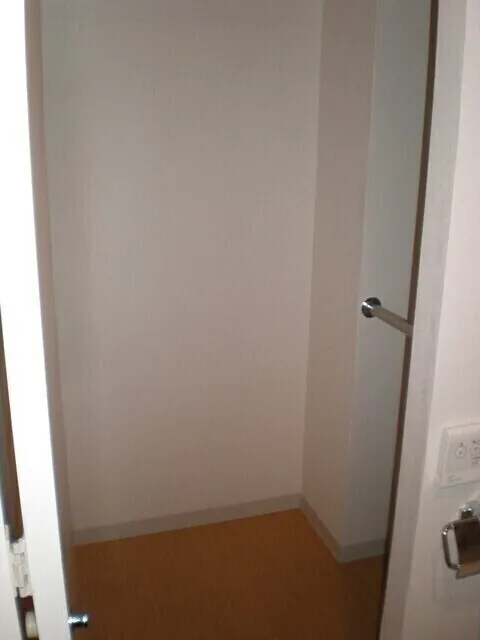 Silverado Springs - Interior - ["Handle", "Door", "Fixture"]