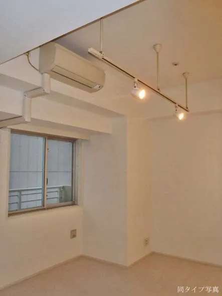 Comforia Shibaura Bauhaus - Interior - ["Window", "Wood", "Shade"]