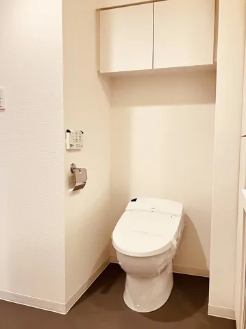 Proud Flat Yoyogi Hachiman - Interior - ["Flooring", "Plumbing fixture", "Toilet seat"]