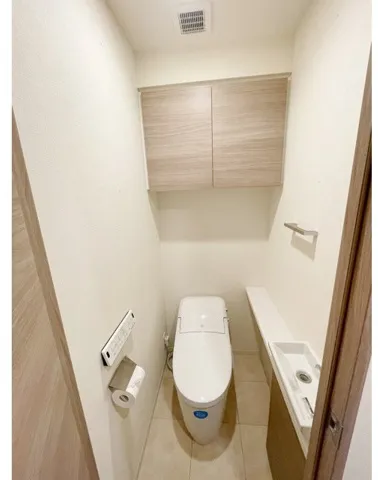 Ragdia Shiba Park - Interior - ["Toilet seat", "Plumbing fixture", "Flooring"]