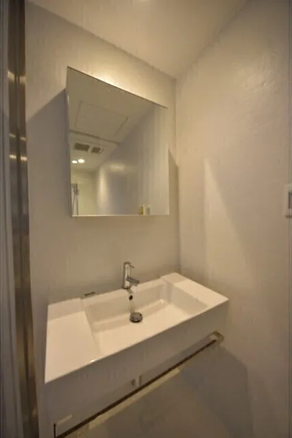 Square Court Waseda - Interior - ["Mirror", "Tap", "Sink"]