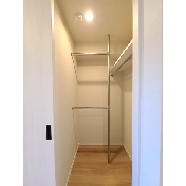 Comforia Higashioi II - Interior - ["Building", "Fixture", "Wood"]