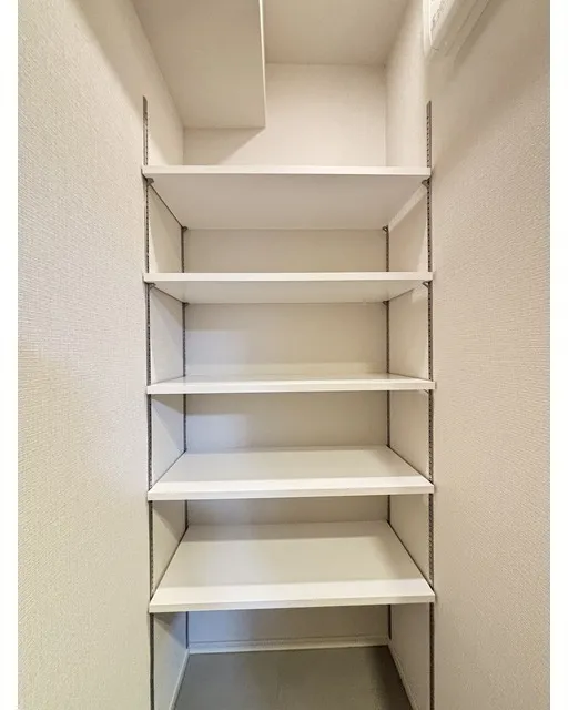 Geoent Ueno Inaricho - Interior - ["Shelf", "Shelving", "Flooring"]