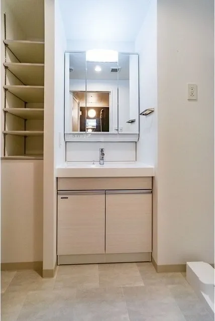 Grand Casa Oji II - Interior - ["Mirror", "Tap", "Bathroom cabinet"]