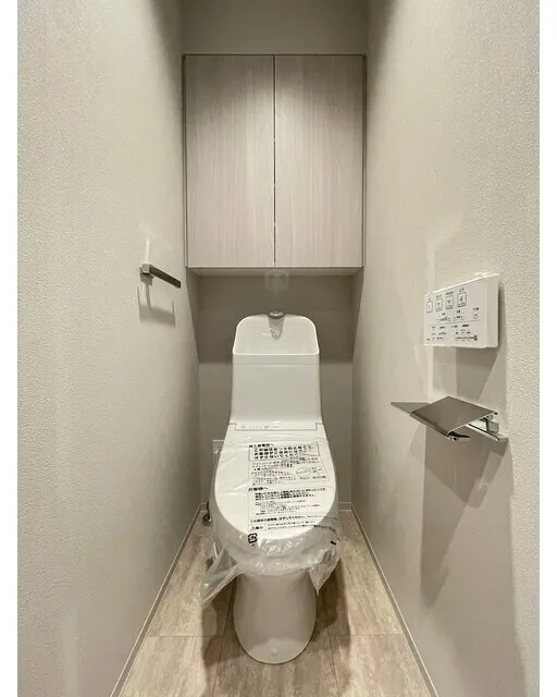 Season Flats Omorinishi - Interior - ["Toilet seat", "Toilet", "Flooring"]
