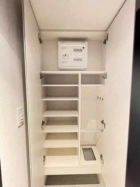 Well Square Hatsudai - Interior - ["Building", "Shelf", "Shelving"]