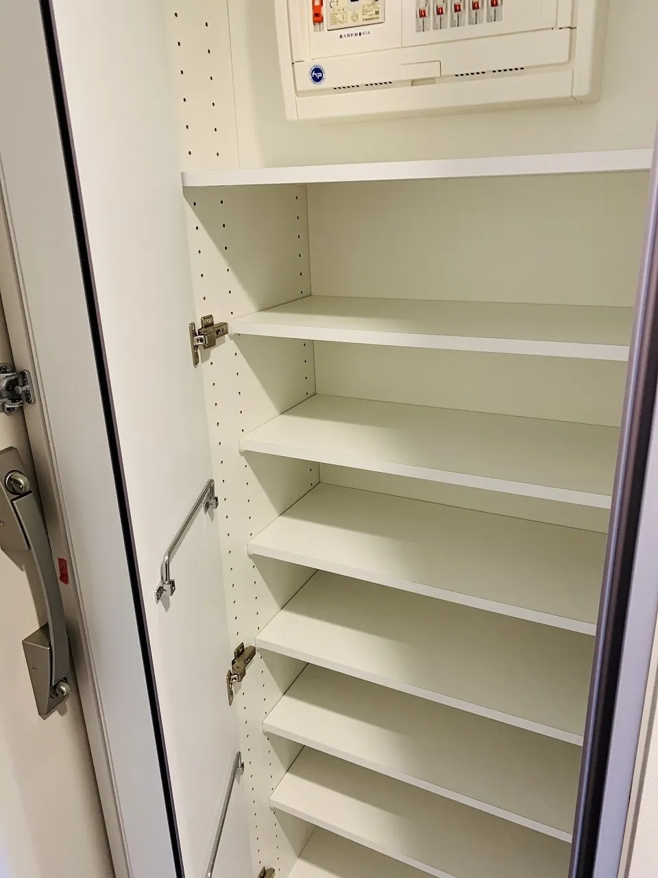 Primal Minamisuna - Interior - ["Shelving", "Material property", "Shelf"]