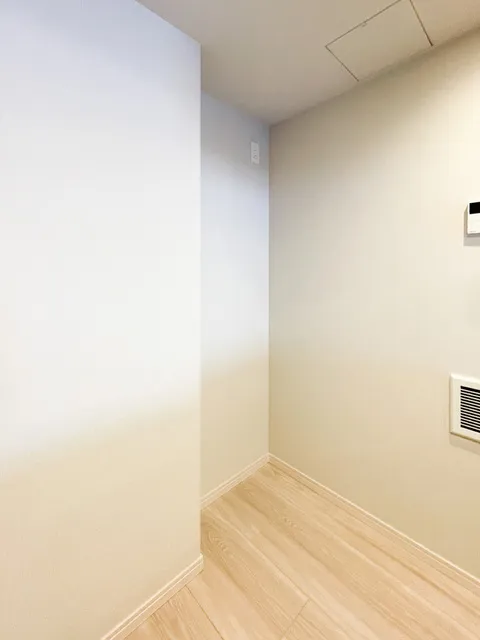 Preasvelta Minowa - Interior - ["Flooring", "Floor", "Wall"]