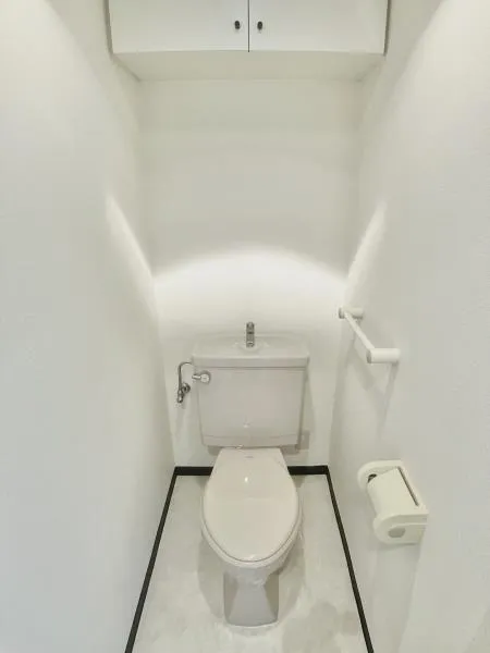 Southern Cross Plaza - Interior - ["Toilet seat", "Plumbing fixture", "Toilet"]