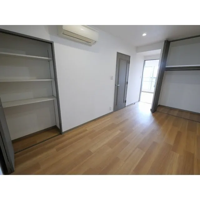 LOOP-M - Interior - ["Building", "Fixture", "Wood"]