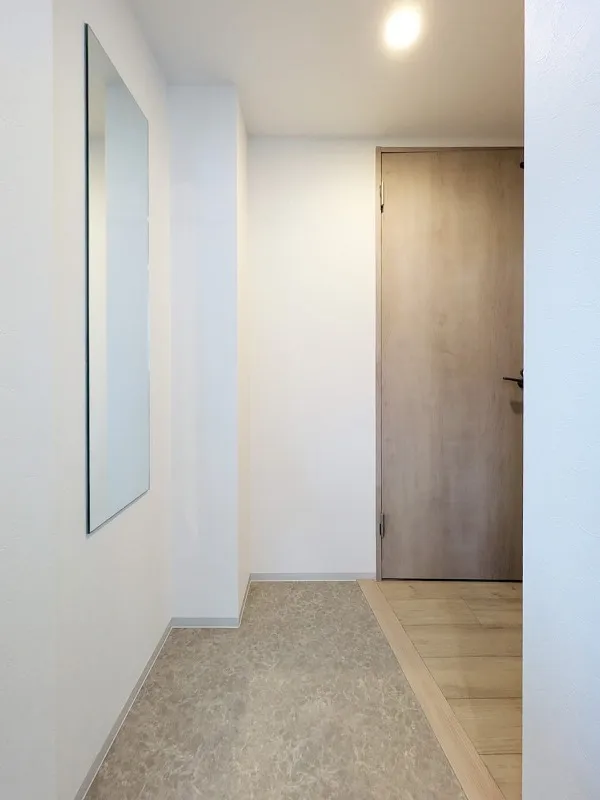 HJ Crown II - Interior - ["Flooring", "Wall", "Floor"]