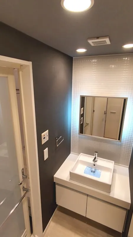 Residia Nishi Azabu - Interior - ["Mirror", "Sink", "Tap"]