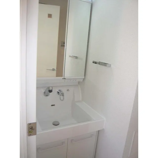 Breezvale Higashiyama - Interior - ["Mirror", "Plumbing fixture", "Bathroom sink"]