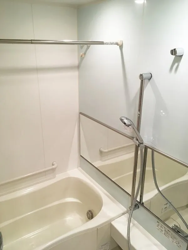 Minamiazabu West - Interior - ["Bathtub", "Line", "Fixture"]