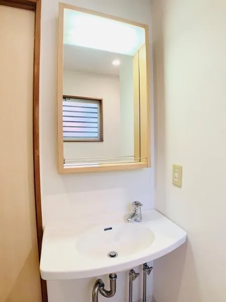 Bregrace Sangubashi - Interior - ["Bathroom Sink", "Wall", "Plumbing fixture"]