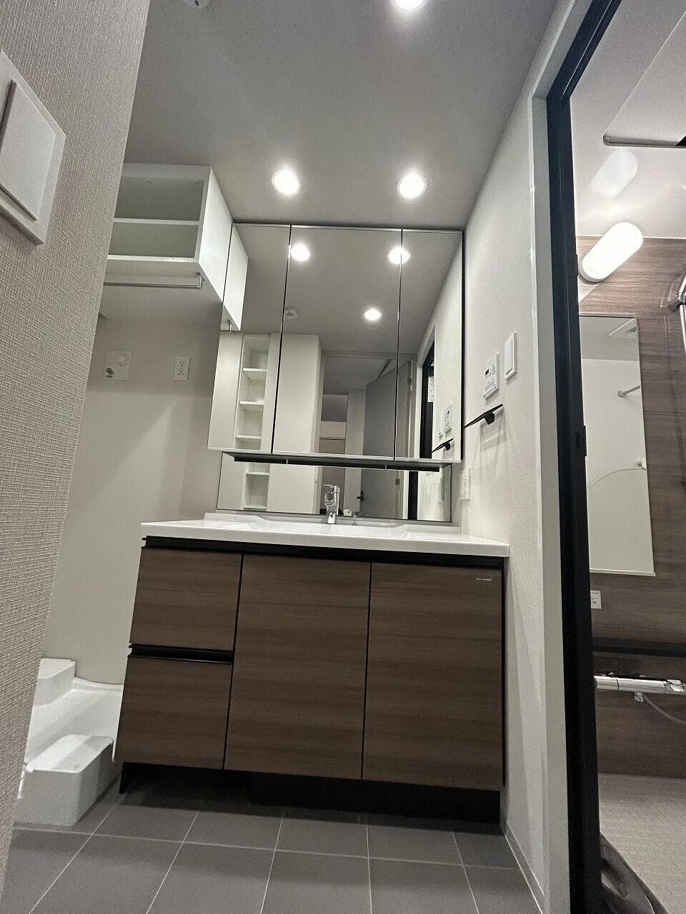 Branchiesta Ekoda - Interior - ["Interior design", "Flooring", "Bathroom cabinet"]