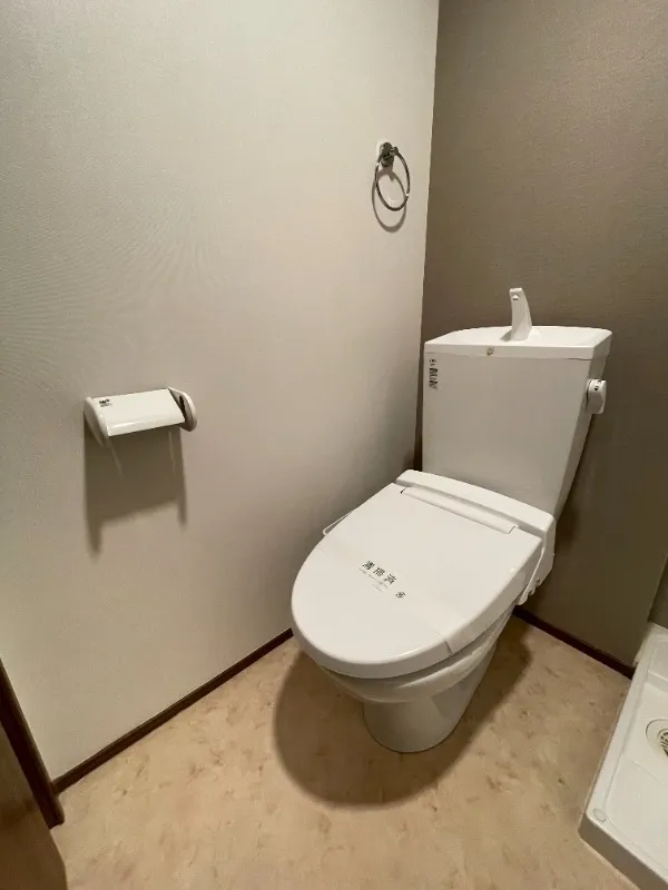 Charon - Interior - ["Toilet seat", "Toilet", "Plumbing fixture"]