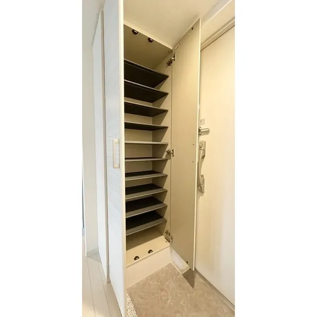 W723 - Interior - ["Fixture", "Wood", "Composite material"]