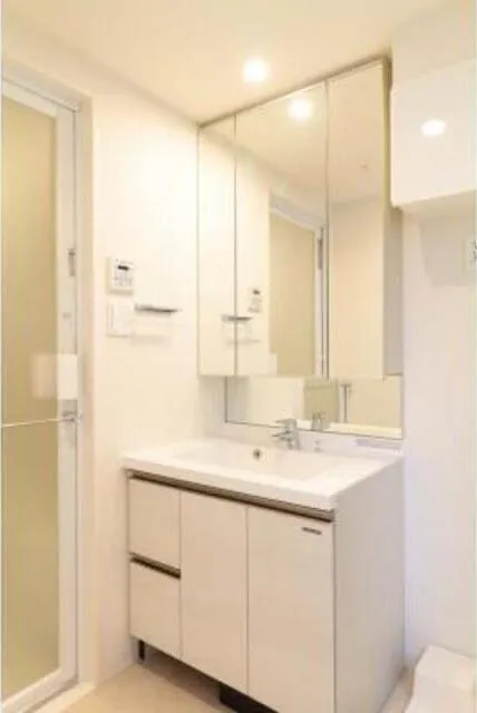 Seresa Higashi Nihombashi - Interior - ["Mirror", "Cabinetry", "Tap"]