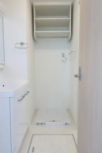 Casa Serena - Interior - ["Handle", "Door", "Fixture"]