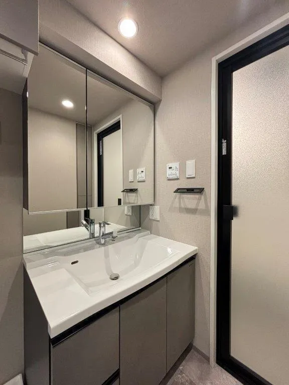 Branchiesta Ekoda - Interior - ["Plumbing fixture", "Flooring", "Bathroom Sink"]