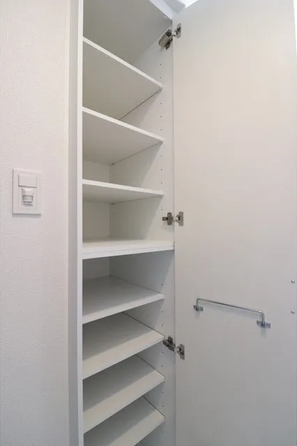 Demes Higashi Shinjuku - Interior - ["Door", "Fixture", "Shelf"]