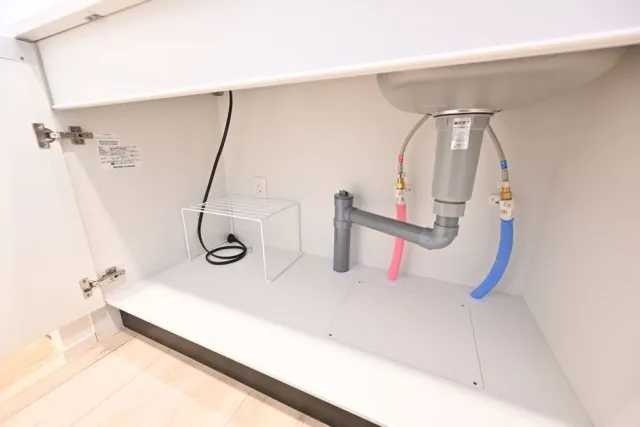 Ruygo Oshiage - Interior - ["Plumbing", "Electrical cable", "Pipe"]