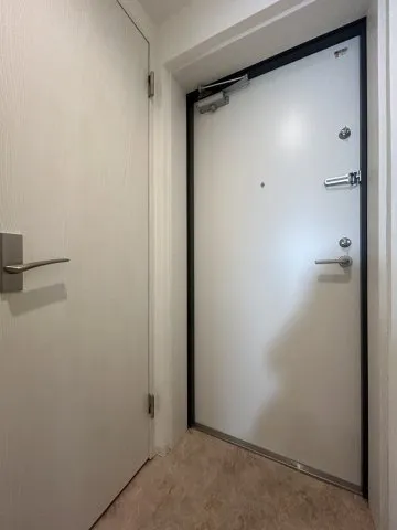 El Faro Komazawa Daigaku - Interior - ["Door", "Door handle", "Lock and key"]