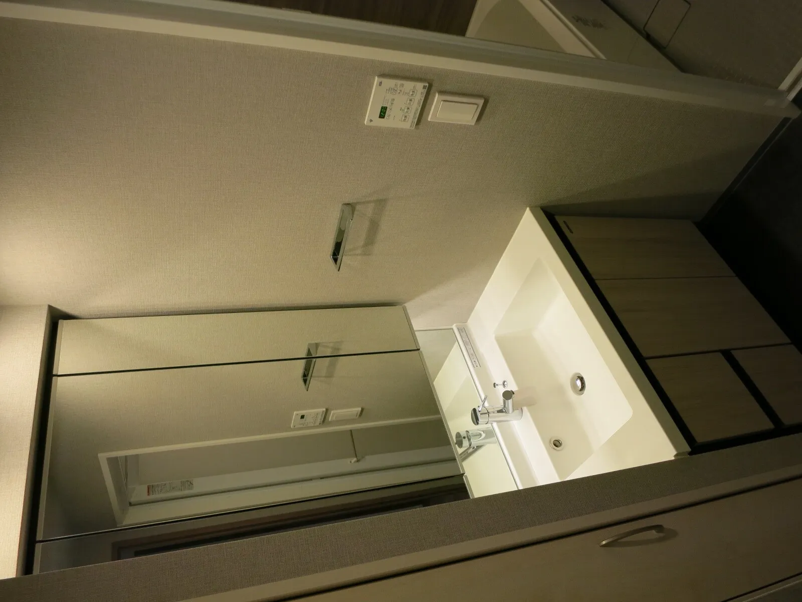 Primal Nishi Kamata - Interior - ["Mirror", "Bathroom", "Building"]