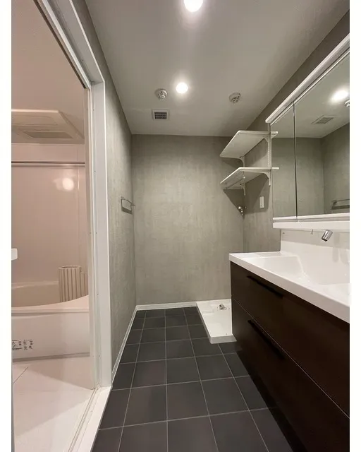 LOOP-M - Interior - ["Mirror", "Building", "Fixture"]