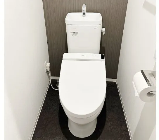 Dearly Awesome Tokyo South Palace - Interior - ["Toilet seat", "Toilet", "Plumbing fixture"]