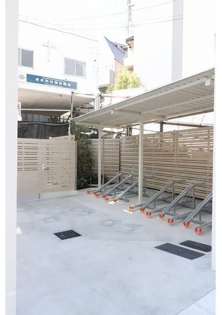 Nanpeidai HillTop House - Exterior - ["Floor", "Composite material", "Shade"]