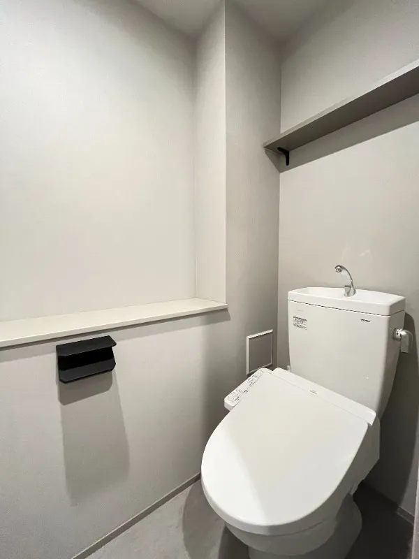 Live en Fleur - Interior - ["Plumbing fixture", "Toilet seat", "Toilet"]