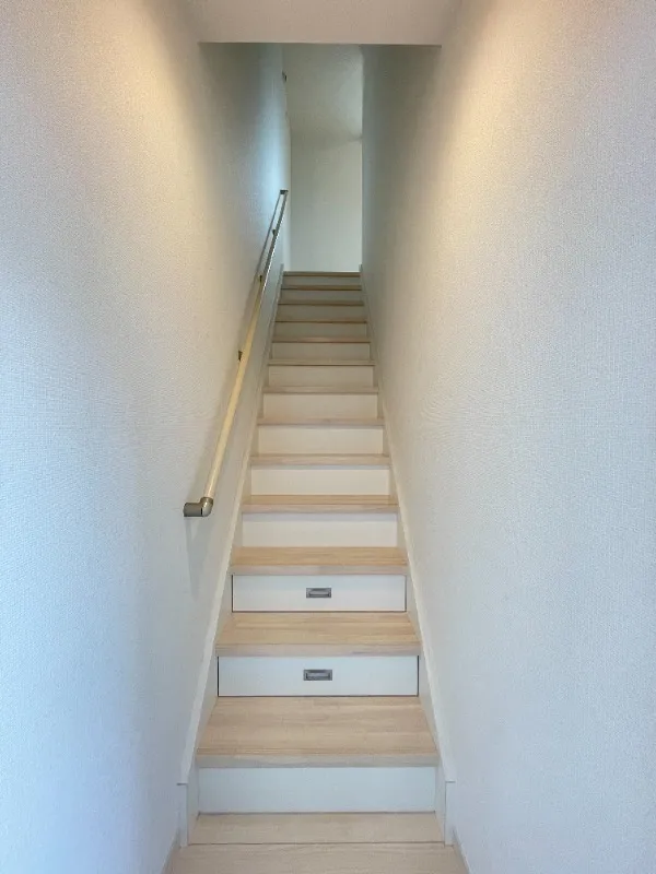 Barmy Place Oji II - Interior - ["Wood", "Stairs", "Flooring"]