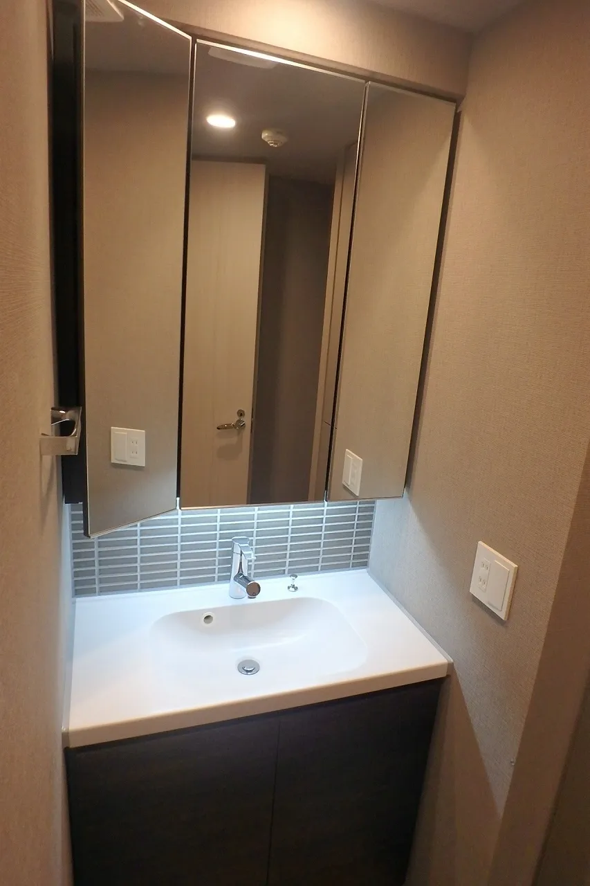 Gran Casa Oshima - Interior - ["Mirror", "Tap", "Plumbing fixture"]