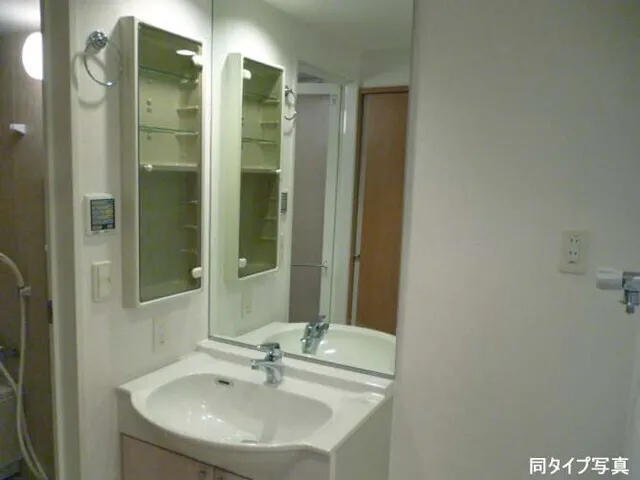 Comforia Ginza East - Interior - ["Plumbing fixture", "Bathroom Sink", "Flooring"]
